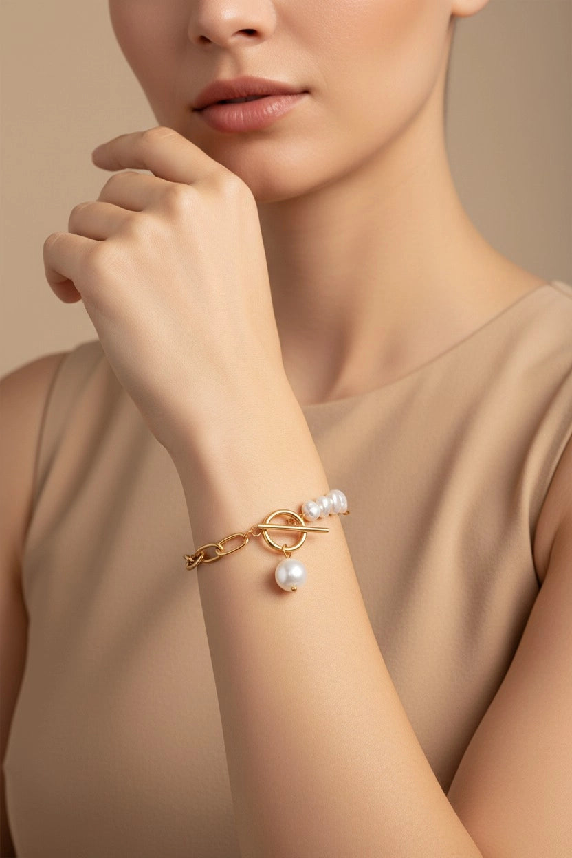 Aurora chain and pearl toggle bracelet in 18K PVD gold plated stainless steel with elegant pearl detailing