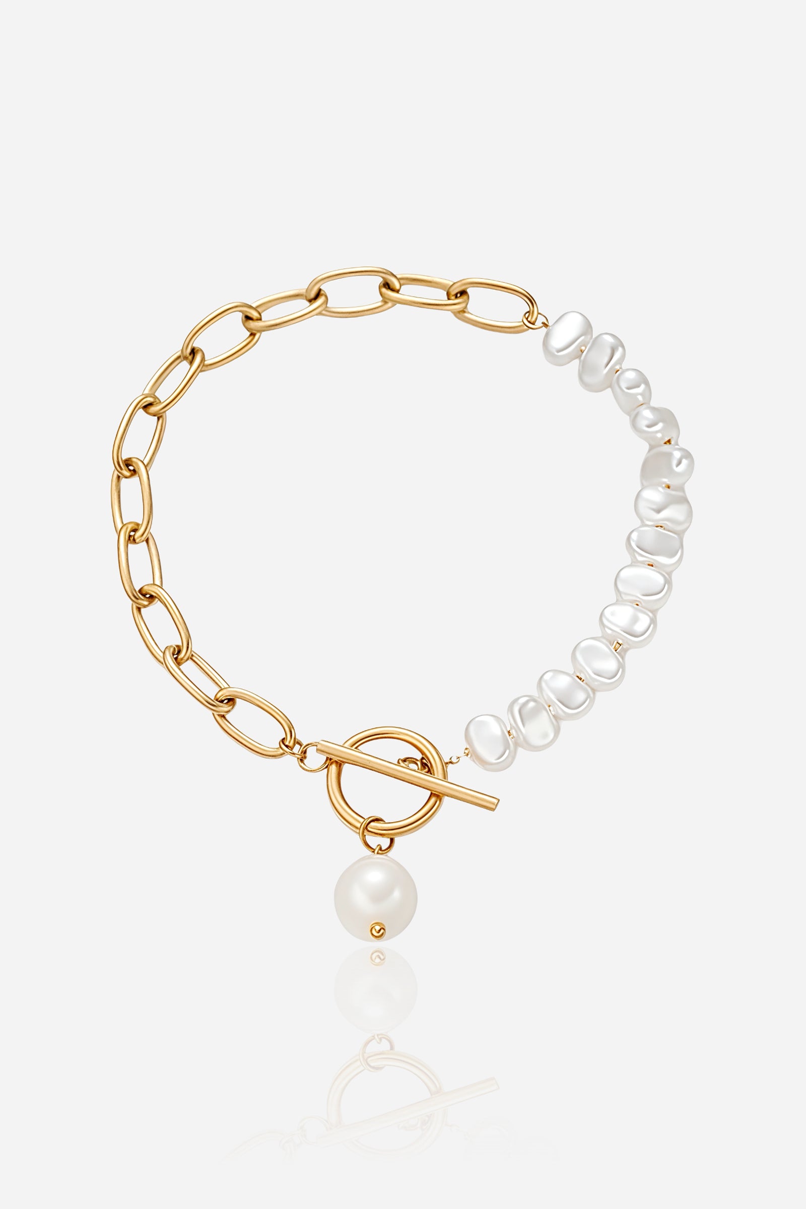 GLISTIA Aurora chain and pearl toggle bracelet in PVD 18K gold plated stainless steel shown from the front, featuring mixed chain and pearl detailing.