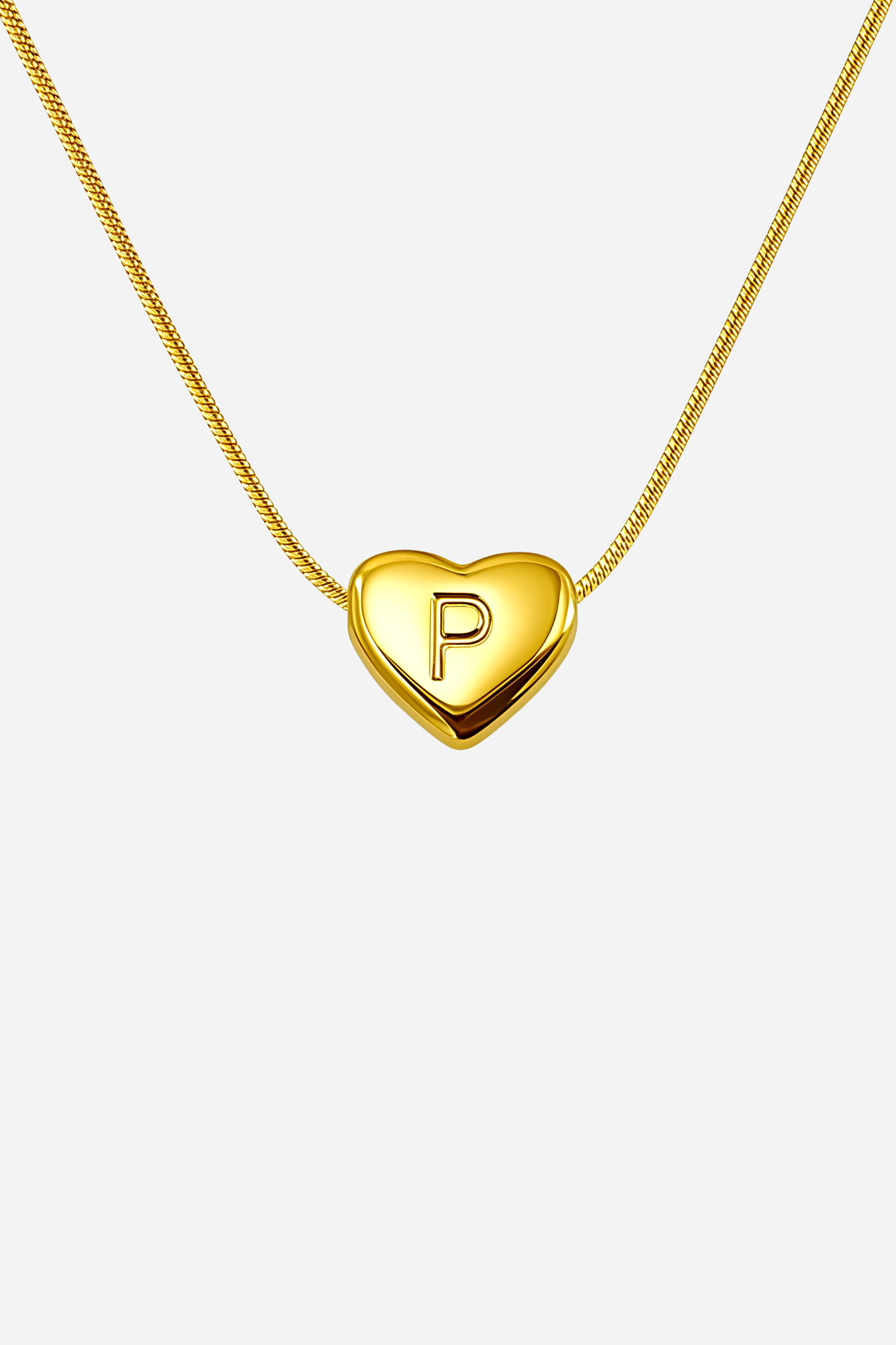 Close-up of heart-shaped initial ‘P’ pendant highlighting engraved letter and mirror-polished gold finish – GLISTIA