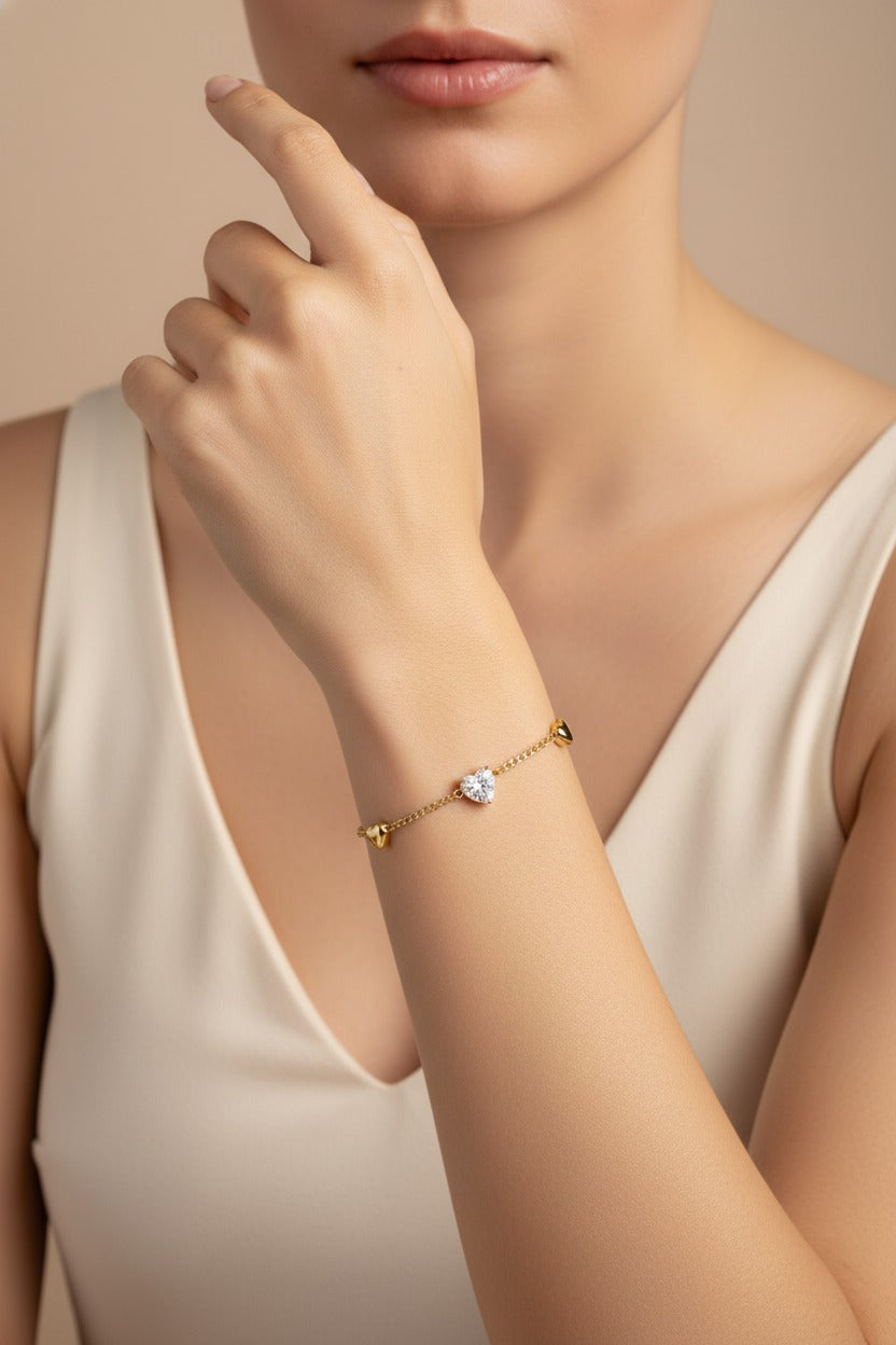 Golden Heart Charm bracelet in 18K PVD gold plated stainless steel with elegant heart charm detailing