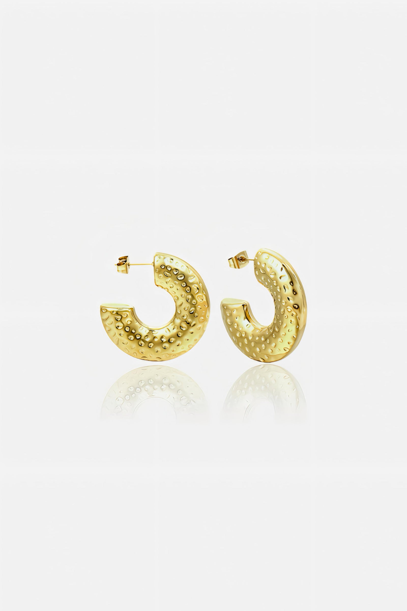 Side view of hammered gold C-hoop earrings in PVD 18K gold plated stainless steel – textured statement design by GLISTIA