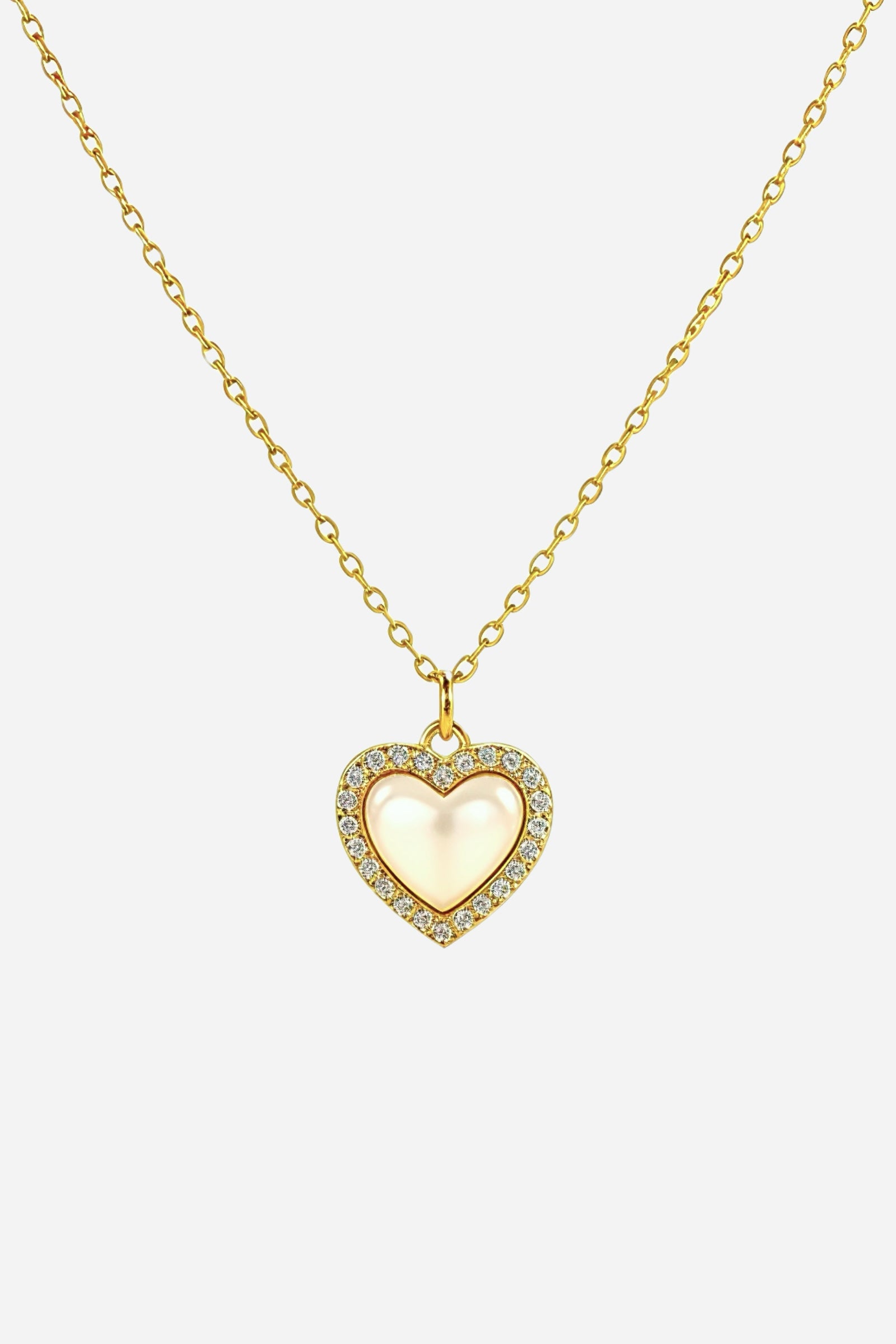 Close-up of heart pendant necklace highlighting pearl centre and crystal border, 18K PVD gold plated stainless steel – Glistia.