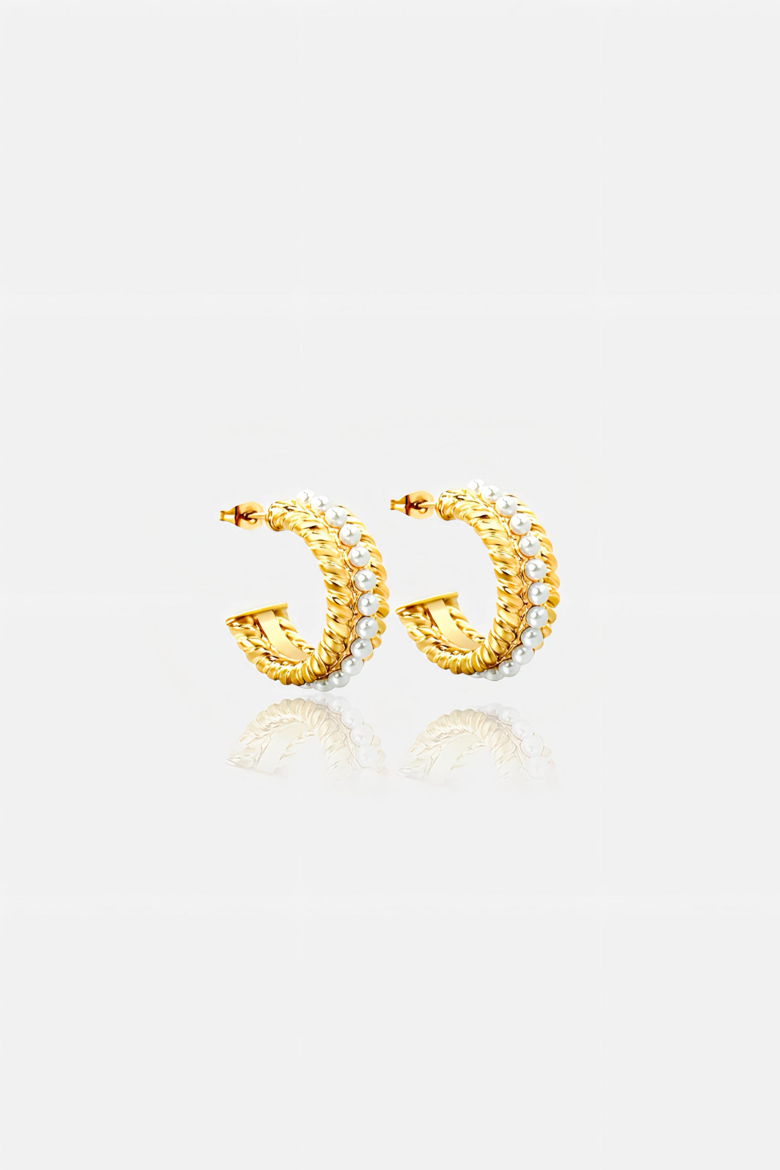 Front view of pearl-embellished textured C-hoop earrings crafted from stainless steel with PVD 18K gold plating, featuring a twisted gold rope design accented by a row of lustrous pearls GLISTIA.