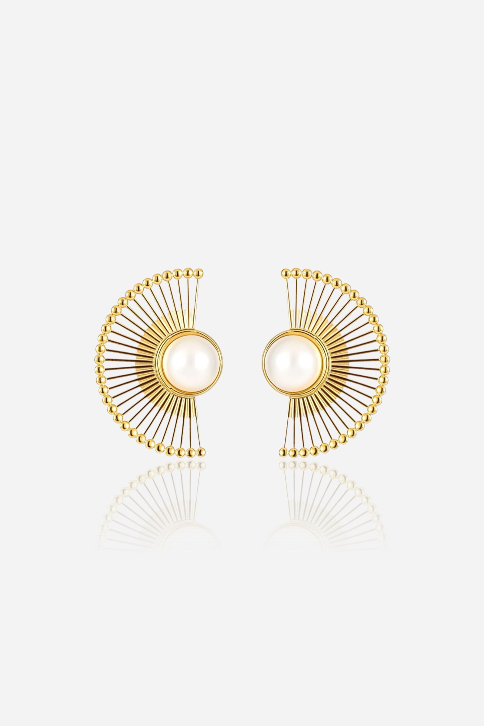 Front view of radiant fan pearl earrings crafted from stainless steel with a PVD 18K gold plated finish, featuring a pearl centrepiece framed by a fan-shaped golden design – GLISTIA.