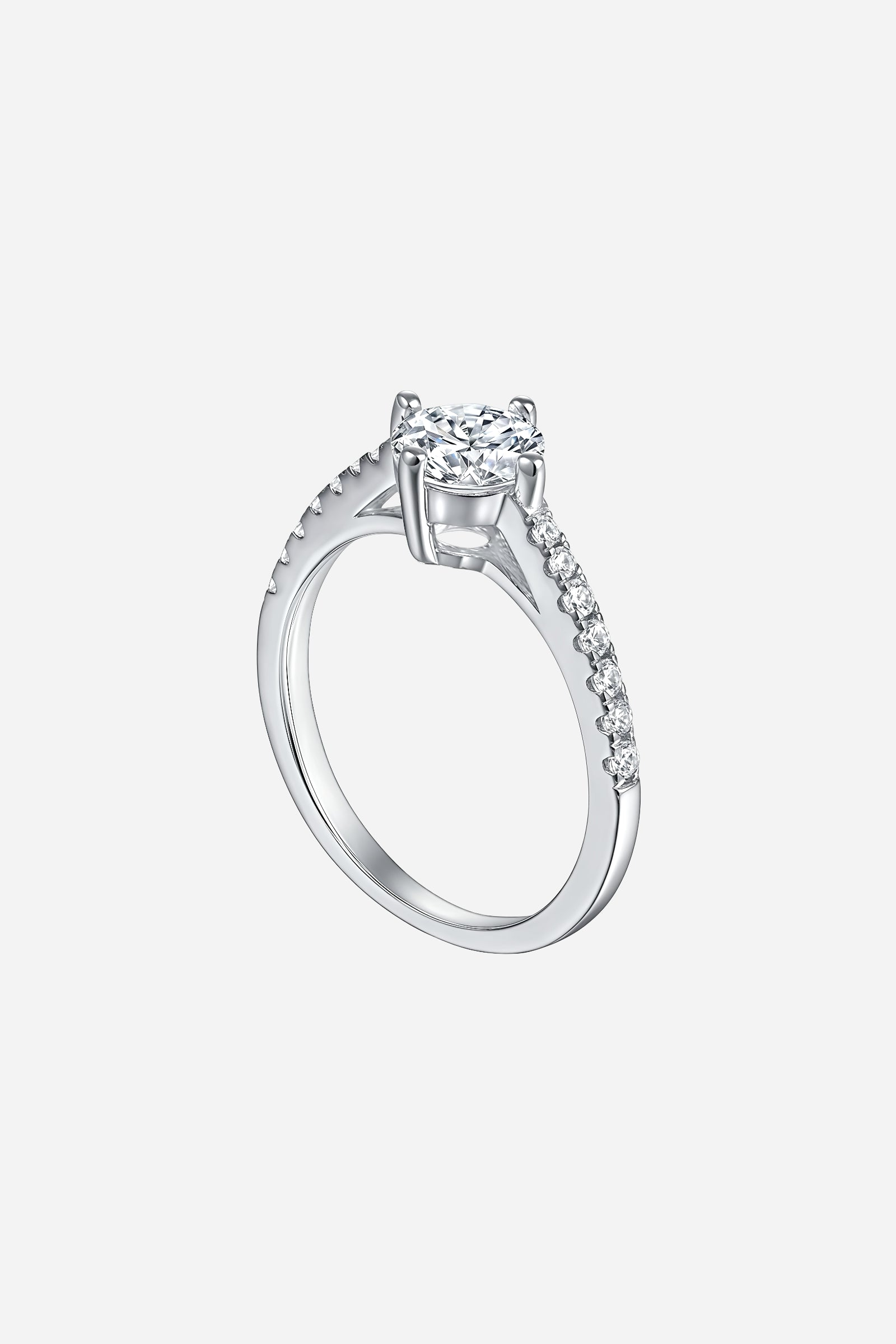 Close-up of GLISTIA 925 sterling silver solitaire ring highlighting the flawless mirror-finish and precision-cut zircon centrepiece.