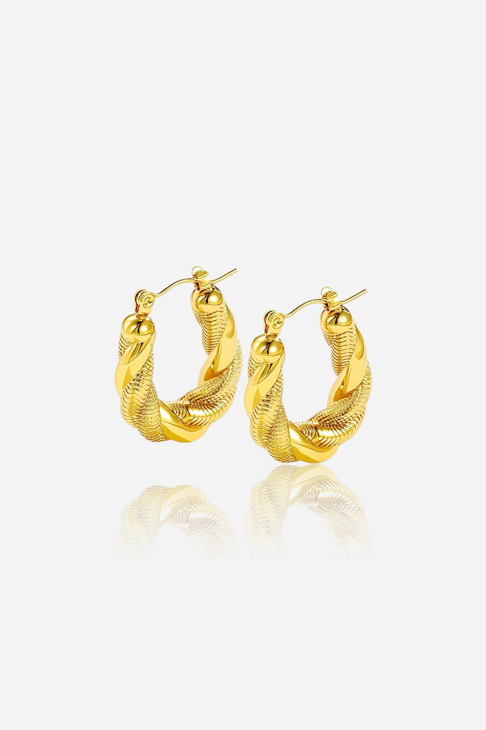 Close-up of twisted rope hoop earrings in PVD 18K gold plated stainless steel, featuring textured rope detailing and polished finish – GLISTIA