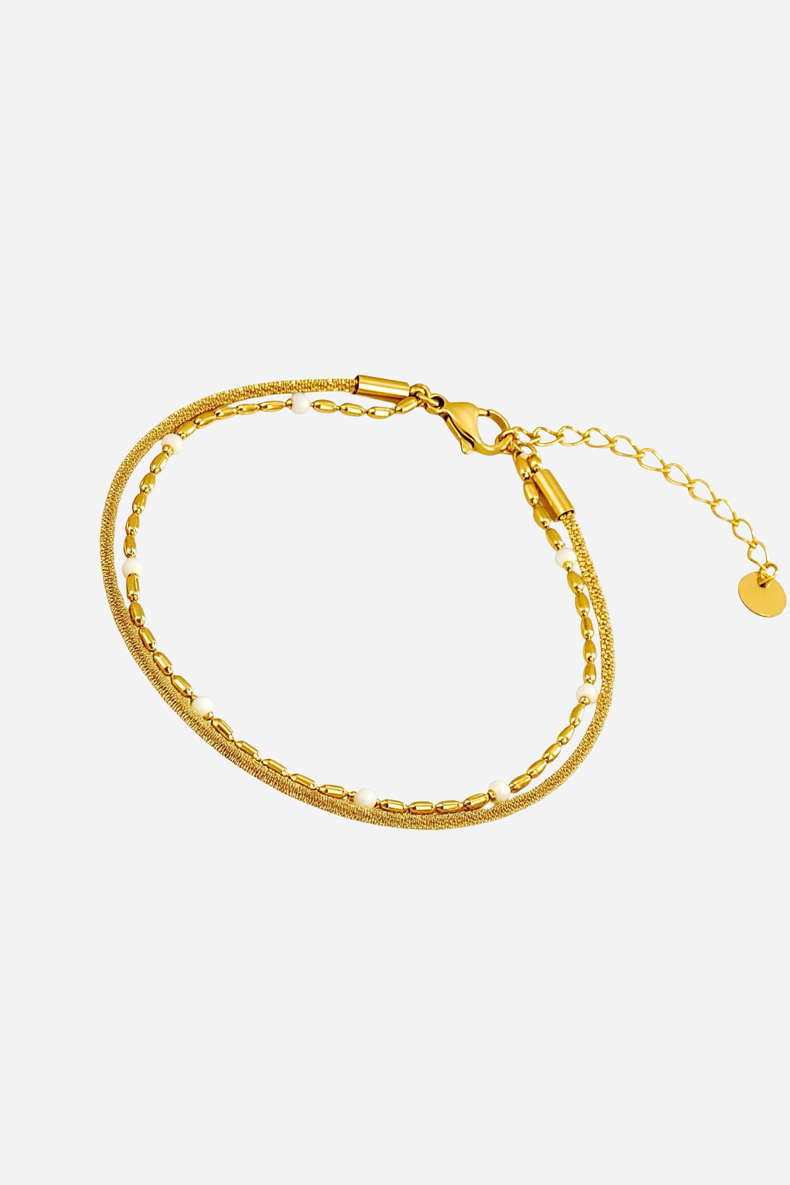 Close-up of dual gold chains with white bead accents on the bracelet, PVD 18K gold plated – Glistia