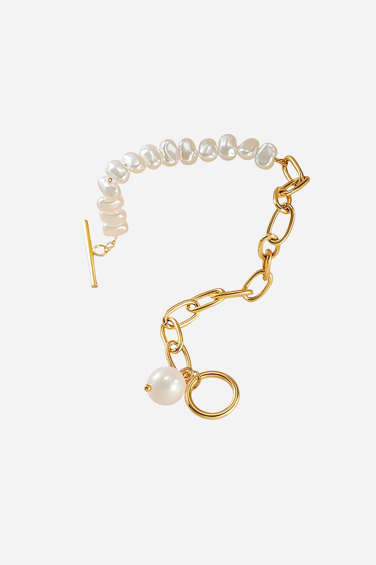 Side-angle view of the GLISTIA chain and pearl toggle bracelet showcasing the asymmetric chain–pearl design and gold finish.
