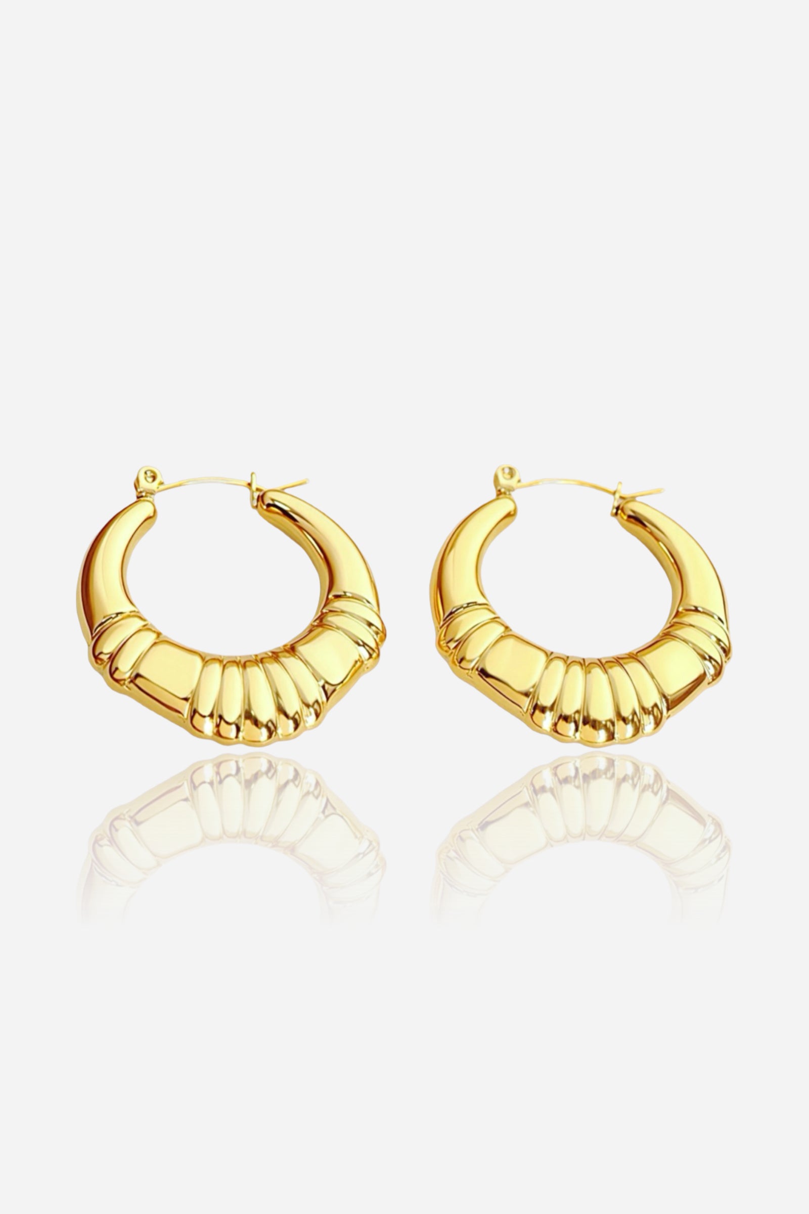 Front view of chunky ridged hoop earrings featuring a sculpted ribbed texture, crafted from stainless steel and finished in polished PVD 18K gold plating – GLISTIA