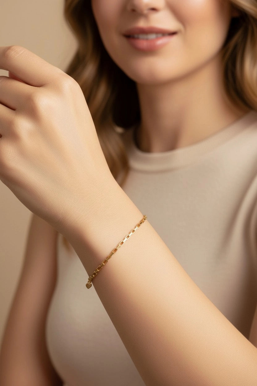 Classic Box Link bracelet in 18K PVD gold plated stainless steel with sleek geometric chain detailing