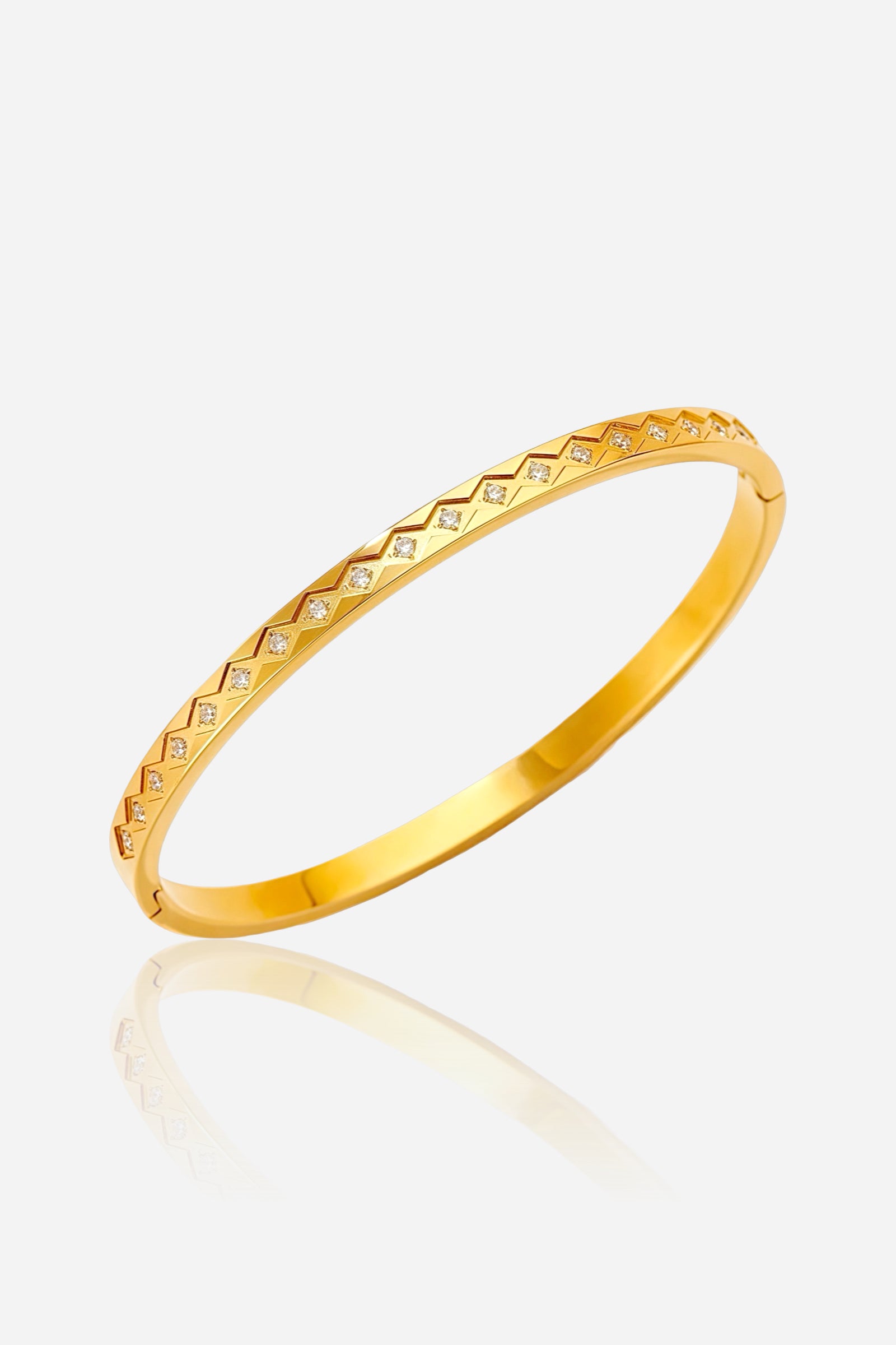Side view showing the slim silhouette and continuous diamond-engraved design of the PVD 18K gold-plated stainless steel bangle – GLISTIA.