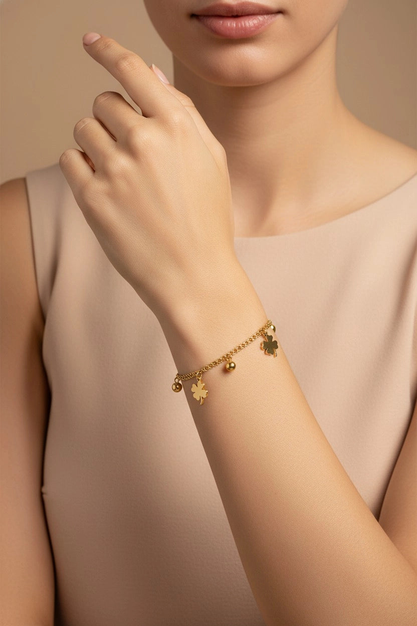 Four-leaf clover charm bracelet in 18K PVD gold plated stainless steel with elegant lucky clover detailing