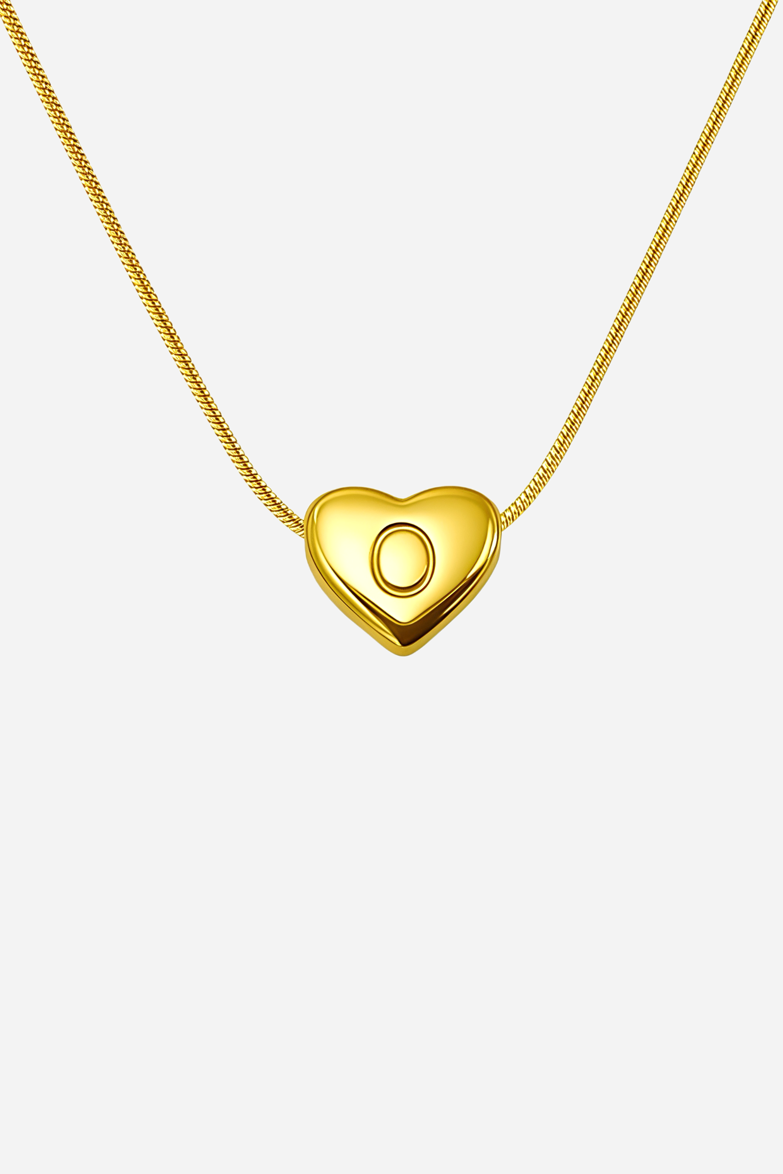 Close-up of heart-shaped initial ‘O’ pendant highlighting engraved letter and mirror-polished gold finish – GLISTIA