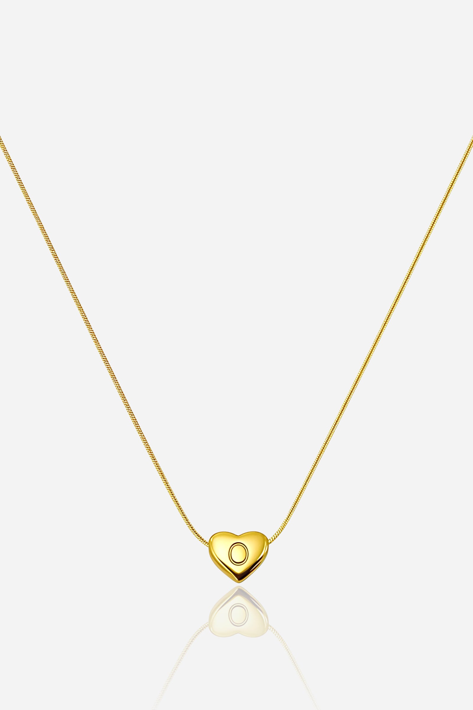 Gold-plated heart initial ‘O’ necklace with engraved pendant on a snake chain, PVD 18K gold plated stainless steel – GLISTI