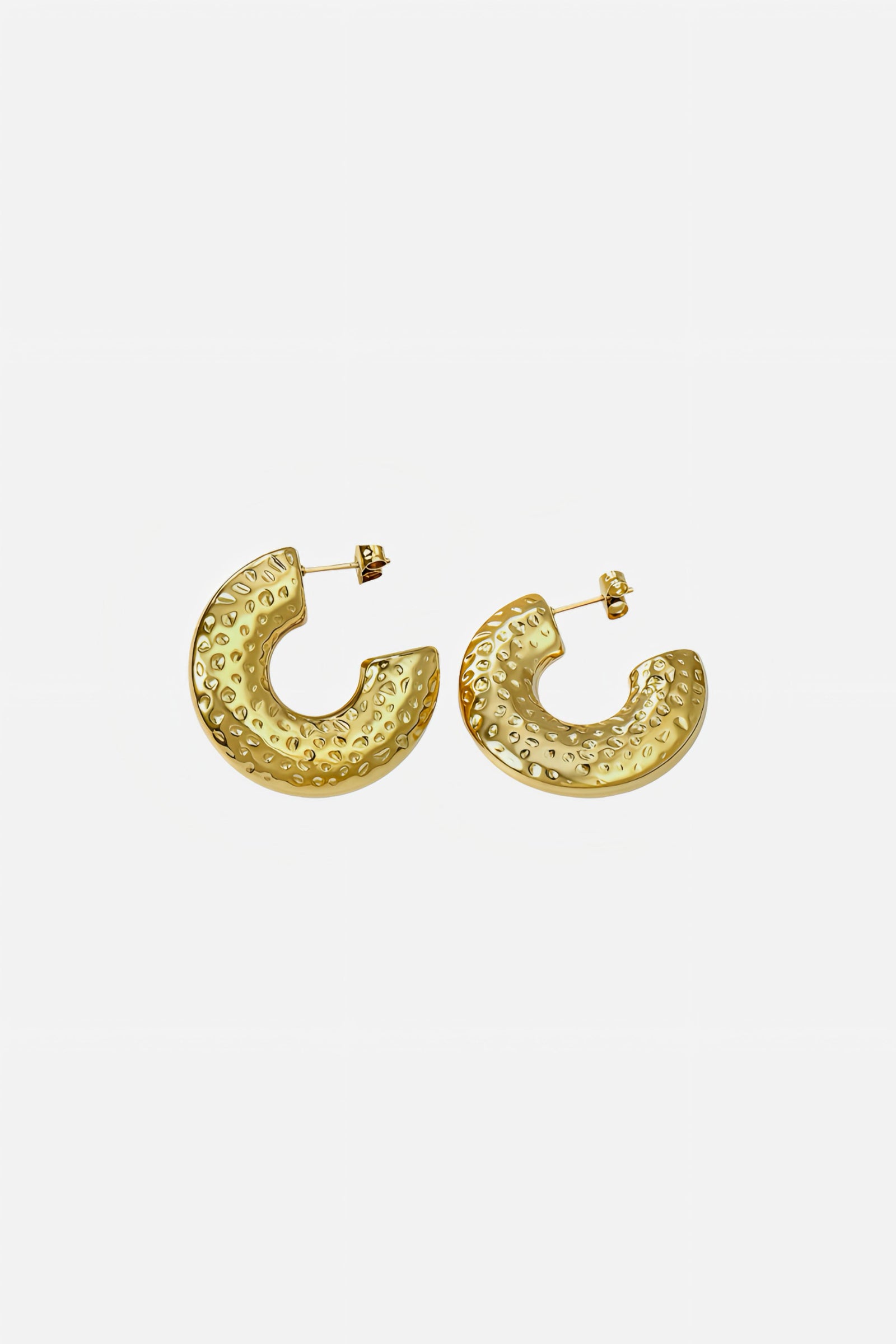 Top view of hammered gold C-hoop earrings in PVD 18K gold plated stainless steel – textured bold design by GLISTIA
