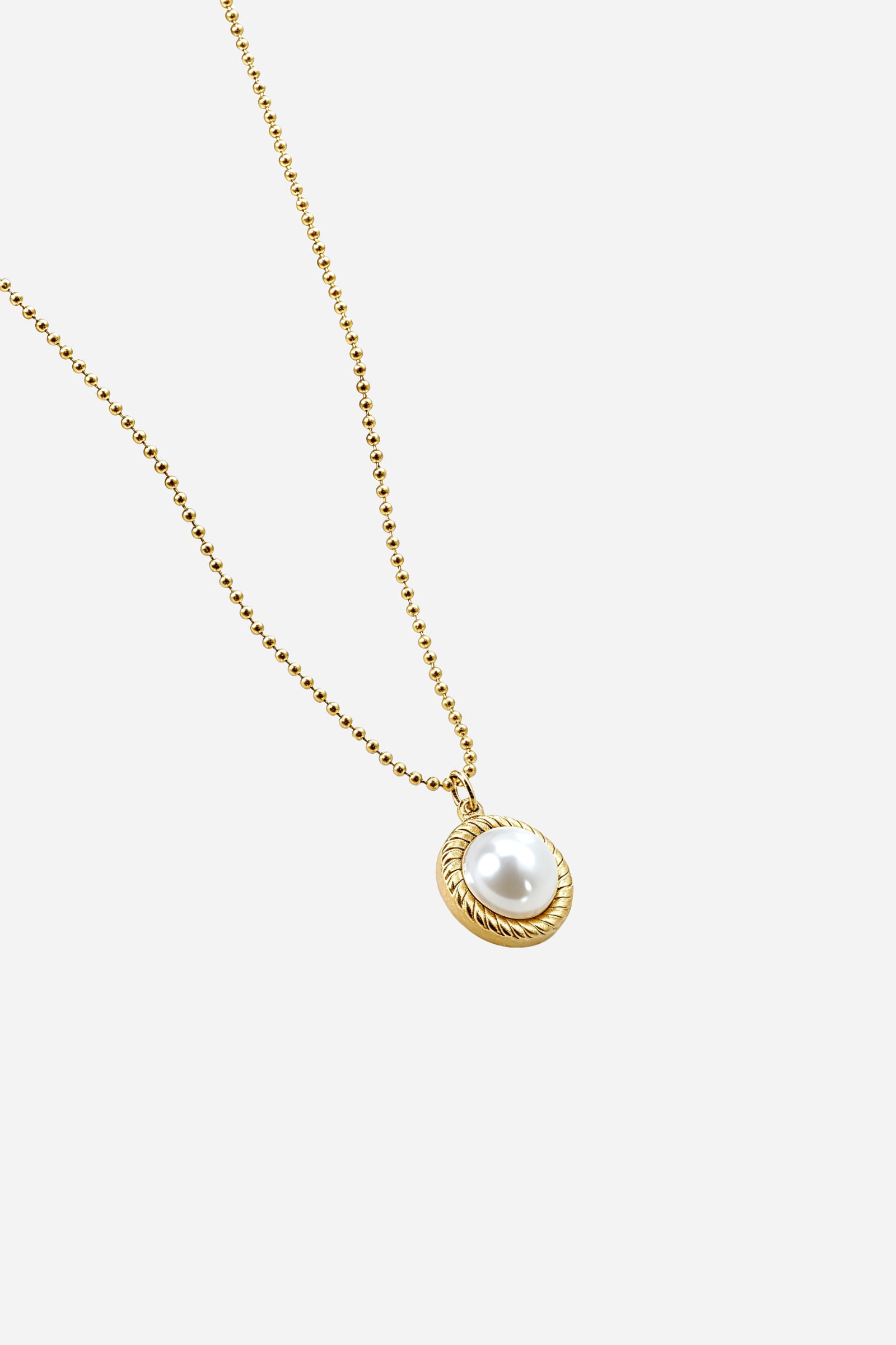 Side-angle image of GLISTIA Serena Pearl Necklace showcasing the rope-textured pendant and high-polish gold chain.