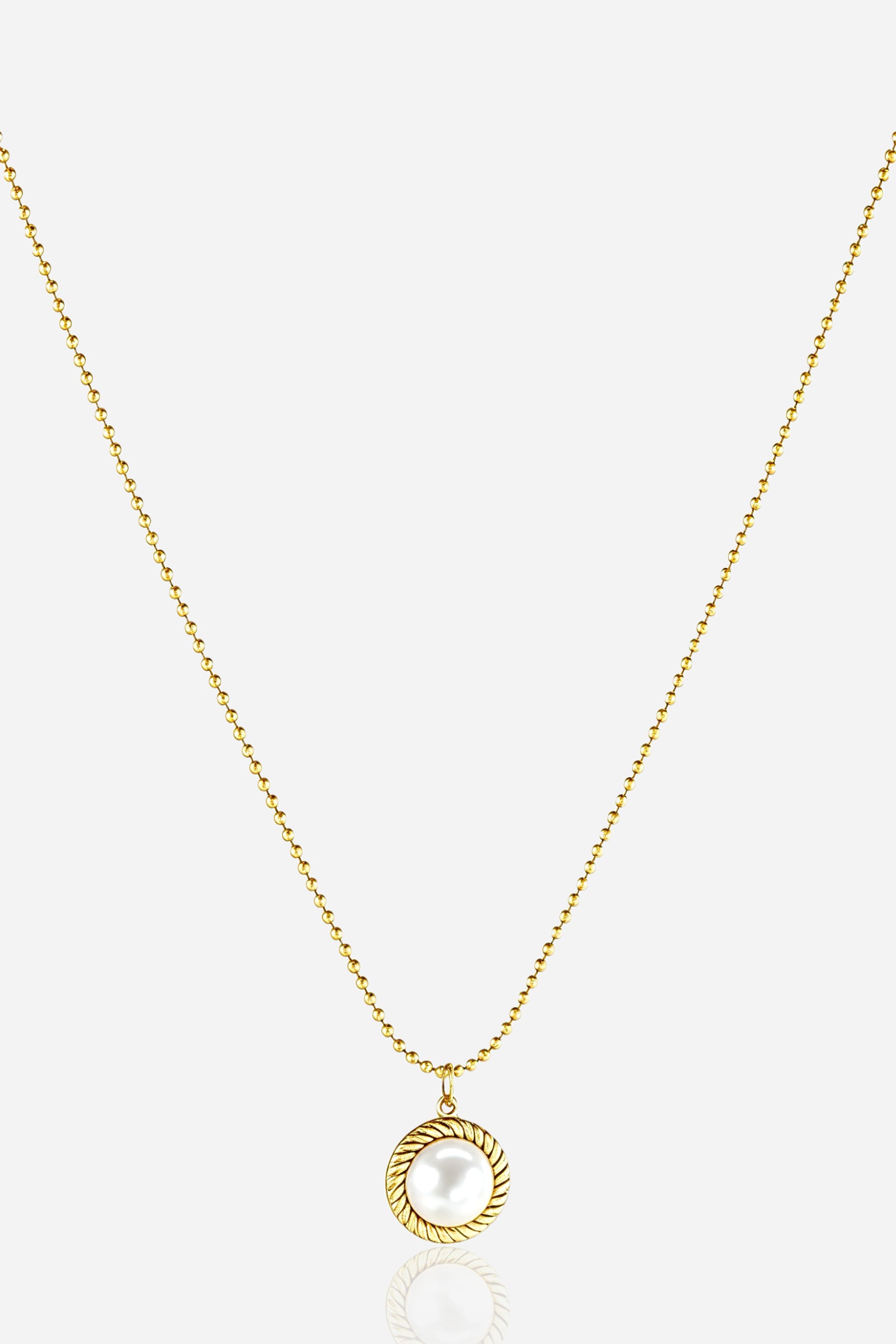 Zoom-view of GLISTIA stainless steel rope-frame pearl pendant necklace with premium PVD 18K gold plating.
