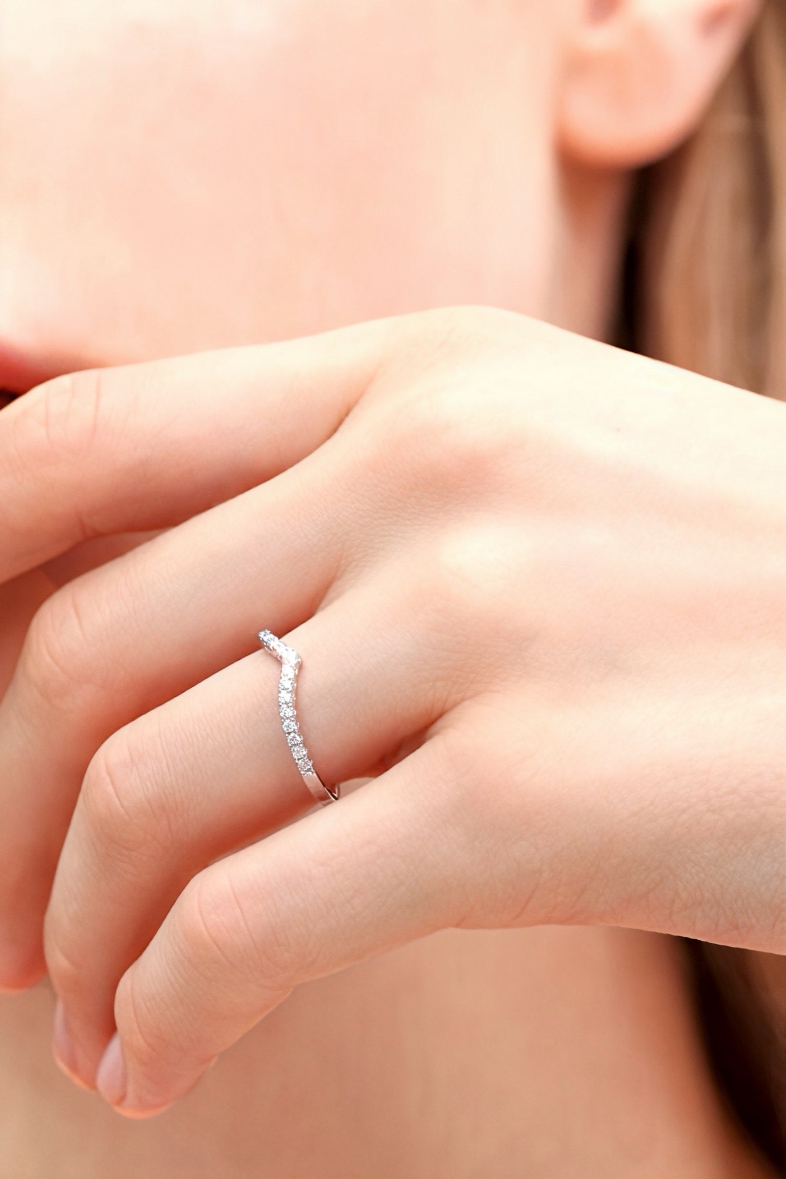 Close-up of GLISTIA 925 sterling silver pavé V-band highlighting the brilliant zircon detailing and reflective high-gloss finish.