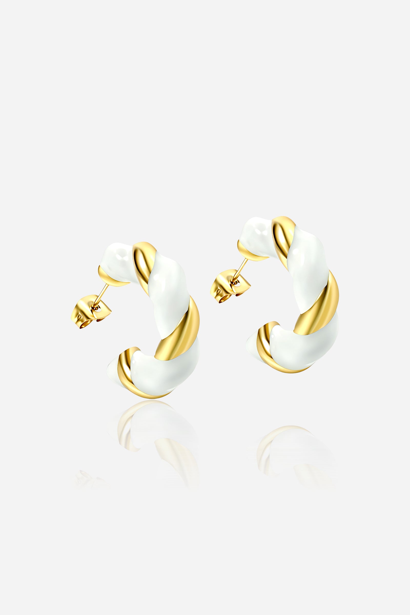 White and gold twist C-hoop earrings crafted from stainless steel with PVD 18K gold plating, featuring a glossy white enamel and gold intertwined design GLISTIA.